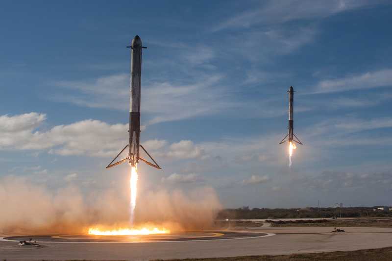 Two Falcon Heavy boosters landing at once